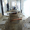 Der Flur im Erdgeschoss des Klosters als Baustelle: In der Mitte ist ein Graben für neue Installationsleitungen ausgehoben.