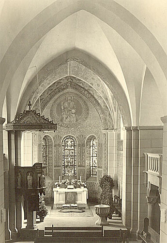 Blick in die Klosterkirche in Richtung des Altars, links ist die Kanzel zu sehen.