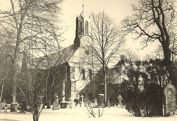 Die Klosterkirche Marienwerder mit dem schneebedeckten Friedhof im Vordergrund.