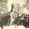 Die Klosterkirche Marienwerder mit dem schneebedeckten Friedhof im Vordergrund.