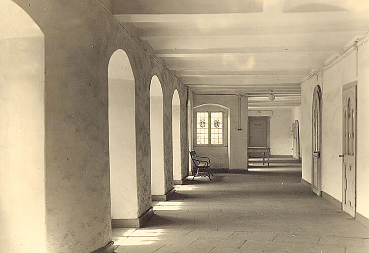 Blick in den Kreuzgang des des Klosters Marienwerder Mitte des 20. Jahrhunderts: Helles Mauerwerk und Steinplatten auf dem Boden.