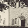 Eine Eingangstür zur Klosterkirche Marienwerder im nördlichen Teil, daneben sind Reliefs aus Stein an der Wand angebracht.