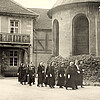 13 Frauen aus dem Konvent des Klosters Marienwerder Mitte des 20. Jahrhunderts.