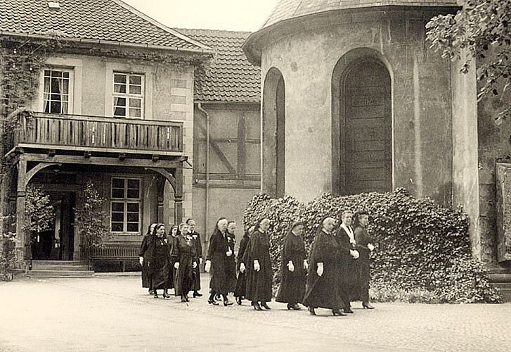 13 Frauen aus dem Konvent des Klosters Marienwerder Mitte des 20. Jahrhunderts.