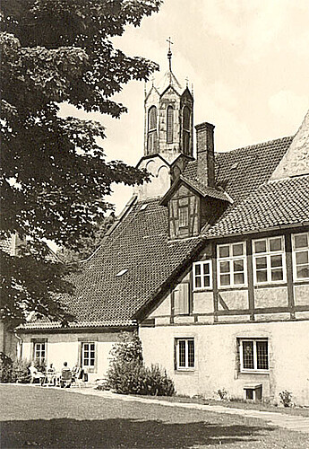 Blick in den Innenhof des Klosters Marienwerder Mitte des 20. Jahrhunderts: Im Hintergrund ist der Kirchturm zu sehen.