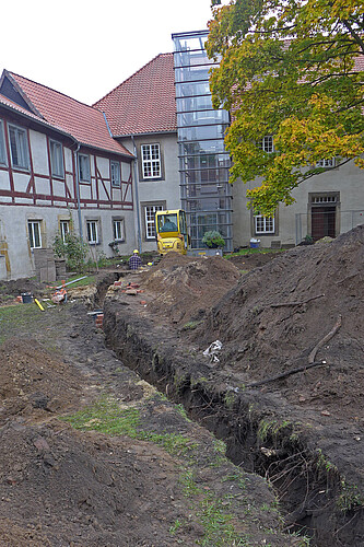 Der Innenhof des Klosters als Baustelle: In der Mitte ist ein Graben für neue Installationsleitungen ausgehoben.