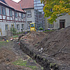 Der Innenhof des Klosters als Baustelle: In der Mitte ist ein Graben für neue Installationsleitungen ausgehoben.