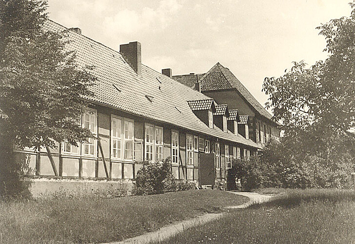 Der Südflügel des Klosters Marienwerder Mitte des 20. Jahrhunderts: Ein langgezogenes Gebäude in Fachwerkoptik.