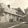 Der Südflügel des Klosters Marienwerder Mitte des 20. Jahrhunderts: Ein langgezogenes Gebäude in Fachwerkoptik.