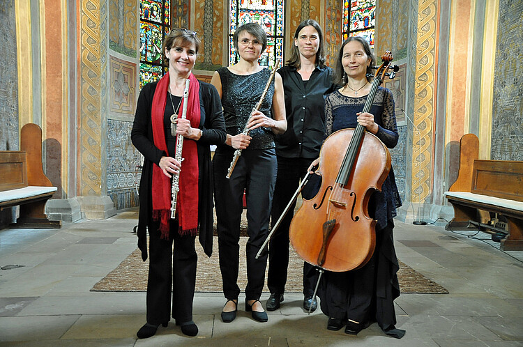 Vier Musikerinnen stehen mit ihren Instrumenten in der Klosterkirche Marienwerder.