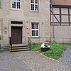 Die Eingangstür zum Kloster Marienwerder mit Treppe sowie in leichtem Schwung geführter Rampe für Rollstühle.